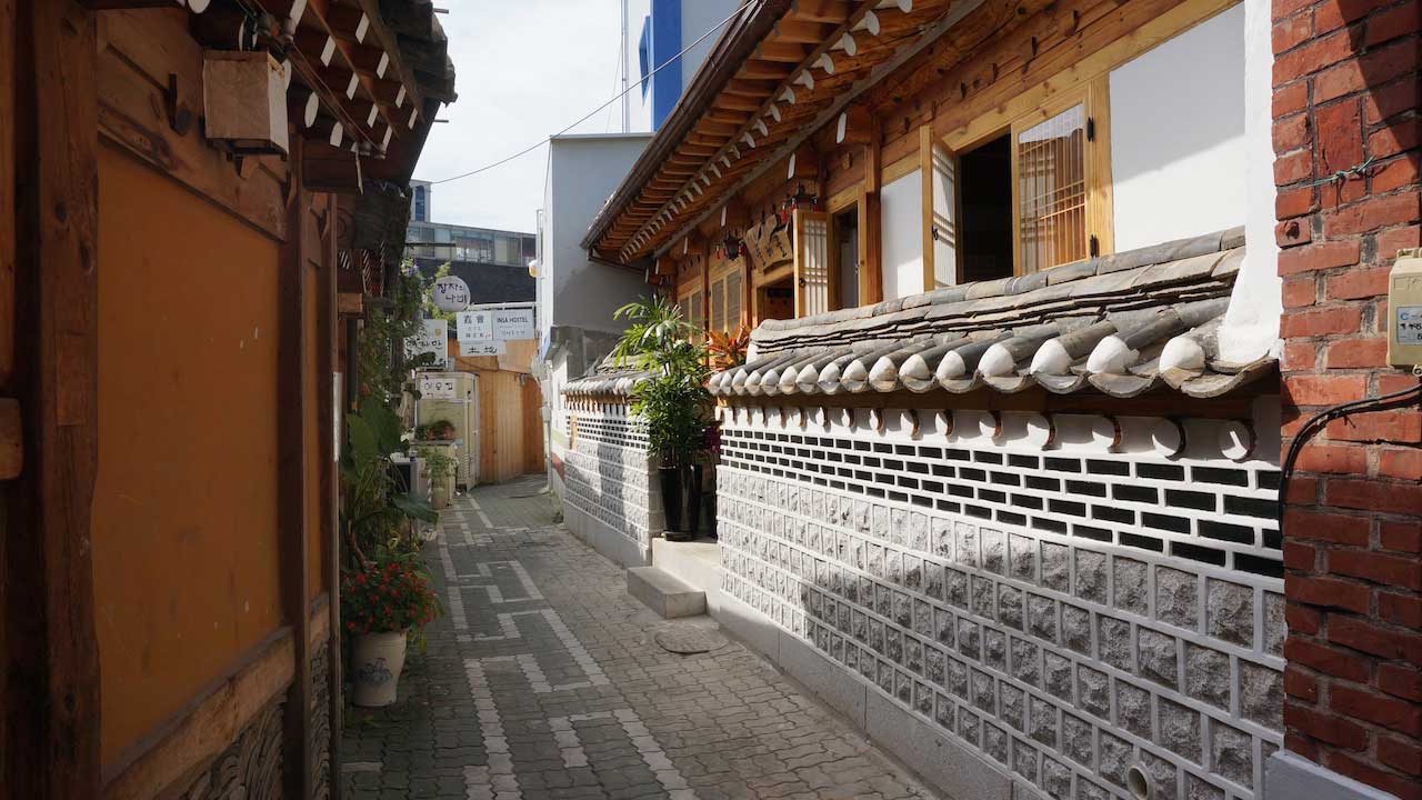 An empty alleyway with ancient, eclectic architecture in Seoul